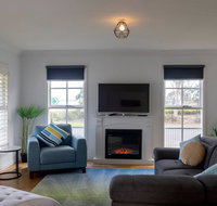 5 Bedroom Close to Beach and Moorpanyal Park - Goulburn Accommodation