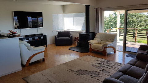 505 CONROD STRAIGHT MOUNT PANORAMA - Goulburn Accommodation 3