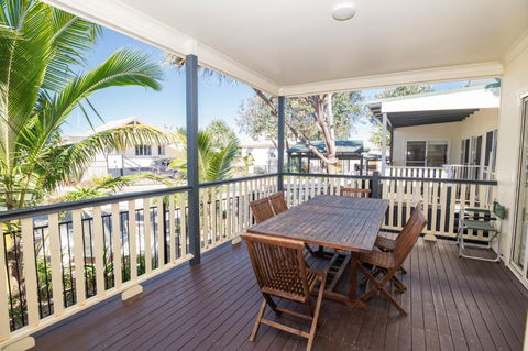 E.V. - Eurong Beach Villa - Goulburn Accommodation 2