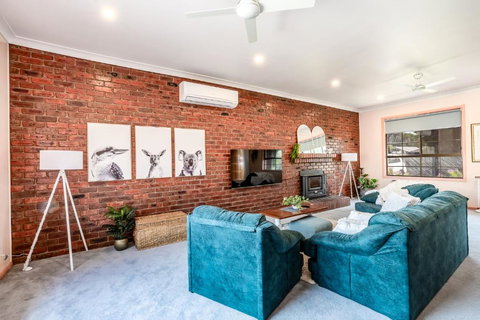 Family Beach House Near Barwon River & Beaches - Goulburn Accommodation 4