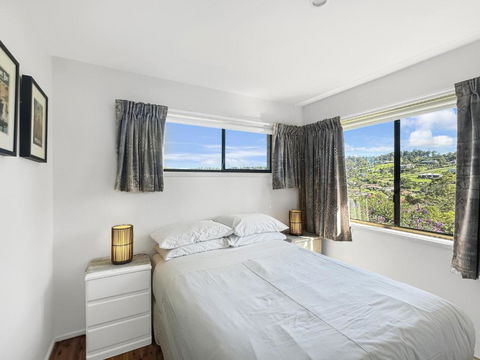 Fab 3-Bed Stay With Great Outdoors & Water Views - Goulburn Accommodation 3