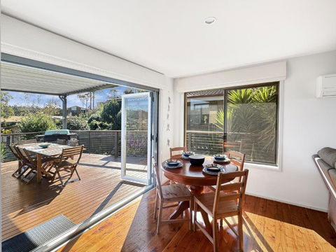 Fab 3-Bed Stay With Great Outdoors & Water Views - Goulburn Accommodation 4