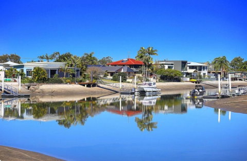 Fabulous Canal-front Unit In Mooloolaba - Goulburn Accommodation 1
