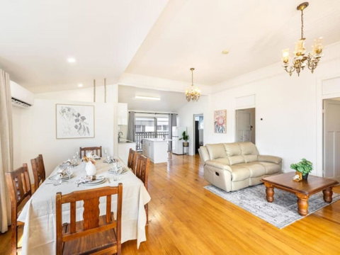 Family Friendly Cozy 4BR House At Annerley - Goulburn Accommodation 2