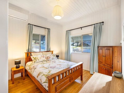 Family Friendly Cozy 4BR House At Annerley - Goulburn Accommodation 3