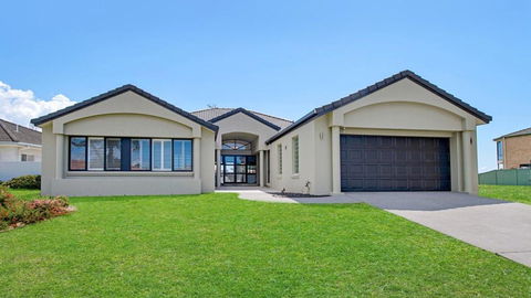 FLOATING ON THE CANALS - 80 COMMODORE CRES - Goulburn Accommodation 0