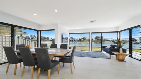 FLOATING ON THE CANALS - 80 COMMODORE CRES - Goulburn Accommodation 1