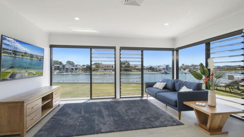 FLOATING ON THE CANALS - 80 COMMODORE CRES - Goulburn Accommodation 2