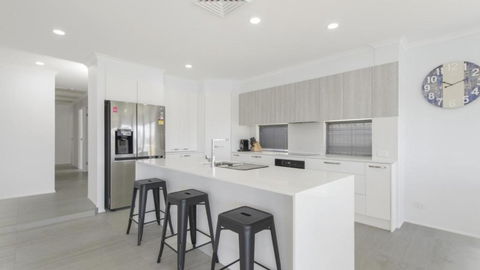 FLOATING ON THE CANALS - 80 COMMODORE CRES - Goulburn Accommodation 3