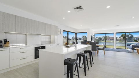 FLOATING ON THE CANALS - 80 COMMODORE CRES - Goulburn Accommodation 4