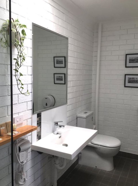 Gin Gin Village Motor Inn Motel QLD - Goulburn Accommodation 4