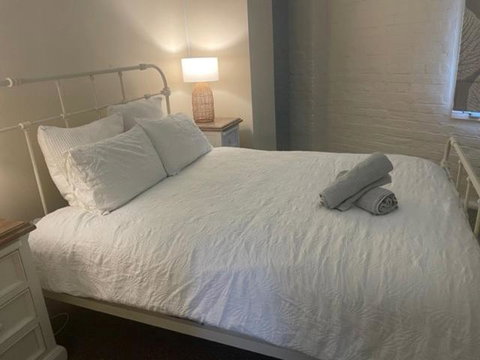 Gallipoli House- The Loft Apartment - Goulburn Accommodation 4