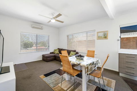 H2O Holiday Apartments Unit 5 - Goulburn Accommodation 3