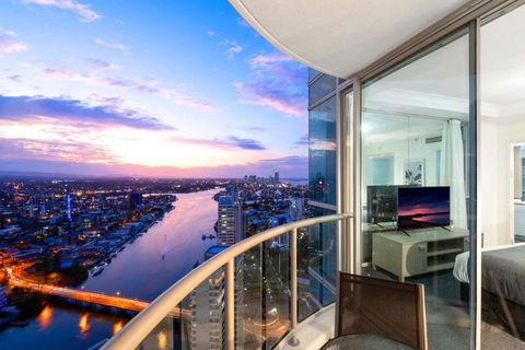 HIGH FLOOR GUARANTEE - 3 Bedroom Plus Study Apartments At Chevron Renaissance - Self Contained & Privately Managed - Wow Stay - Goulburn Accommodation 0