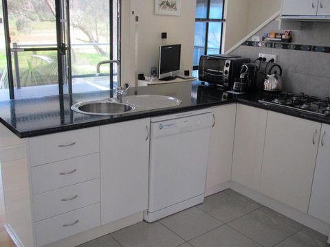 Hidden Grove Retreat - Goulburn Accommodation 1