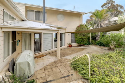 Aegina - Goulburn Accommodation 2