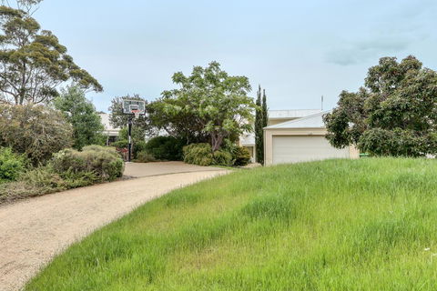 Aegina - Goulburn Accommodation 3