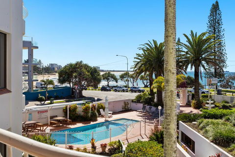 Alex Headland Beachfront - Goulburn Accommodation 3
