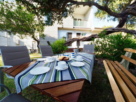 Alice's Palace, 2-minute Walk To Lifeguard Patrolled Surf Beach - Goulburn Accommodation 2