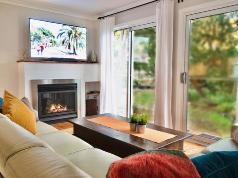 Alice's Palace, 2-minute Walk To Lifeguard Patrolled Surf Beach - Goulburn Accommodation 1