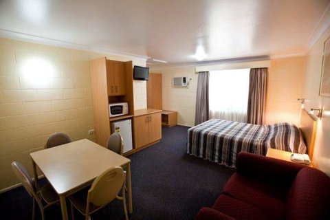All Seasons Motor Lodge - Goulburn Accommodation 3