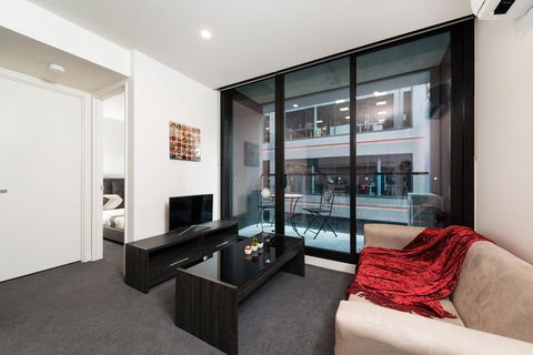Along Melbourne's Magic Boulevard - Goulburn Accommodation 1