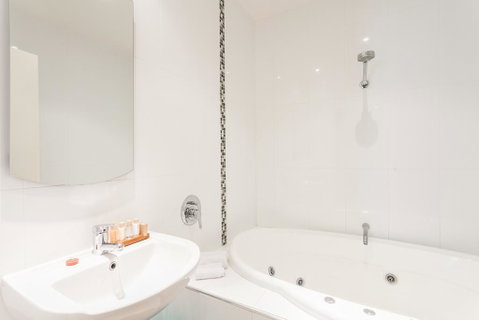 Anglesea River Apartments - Spa Apartment 23 - Goulburn Accommodation 2