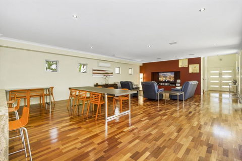 ANGOURIE HOUSE - SALT VILLAGE - Goulburn Accommodation 3