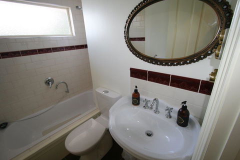 Annies Garden Cottage - Goulburn Accommodation 3