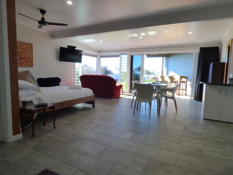 ArtHOUSE Beachfront Accommodation - Goulburn Accommodation 3