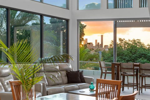 Luxurious Living - 3Bed-3Bath-1Car-Pool - Balmoral - Goulburn Accommodation 1