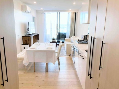 M-city Apartment - Executive Twin King Ensuites - Fully Equipped - Free Parking, Fast Wifi, Smart TV, Netflix, Complementary Drinks & Amenities - M-city Shopping Centre Clayton 3168 - Goulburn Accommodation 0