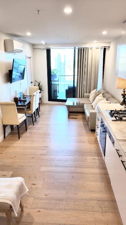 M-city Shopping Center Apartment - Executive Twin King Ensuites - Fully Equipped - Free Parking, Fast Wifi, Smart TV, Netflix, Complementary Drinks & Amenities - Clayton 3168 - Goulburn Accommodation 3