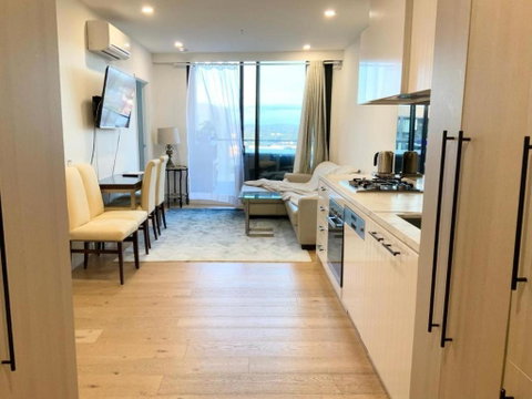 M-city Shopping Center Apartment - Executive Twin King Ensuites - Fully Equipped - Free Parking, Fast Wifi, Smart TV, Netflix, Complementary Drinks & Amenities - Clayton 3168 - Goulburn Accommodation 1