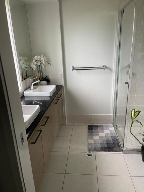 Modern Four Bedroom Holiday Home Available In Deebing Heights - Goulburn Accommodation 3
