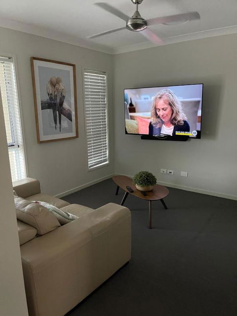Modern Four Bedroom Holiday Home Available In Deebing Heights - Goulburn Accommodation 2