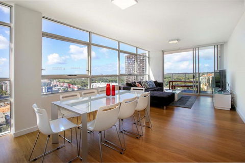 Moore To See - Modern And Spacious 3BR Zetland Apartment With Views Over Moore Park - Goulburn Accommodation 0
