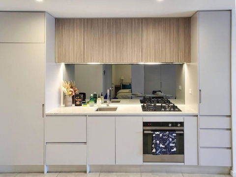 Modern Elegance: 2 Bedroom Oasis W/ Free Parking - Goulburn Accommodation 1