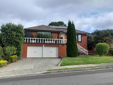 Modern Light Filled Home Near Beaches - Goulburn Accommodation 0