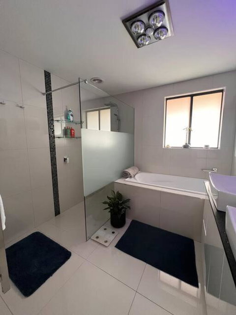 Modern Light Filled Home Near Beaches - Goulburn Accommodation 1