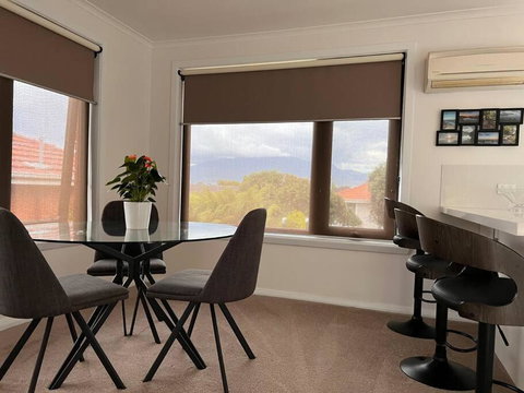 Modern Light Filled Home Near Beaches - Goulburn Accommodation 3