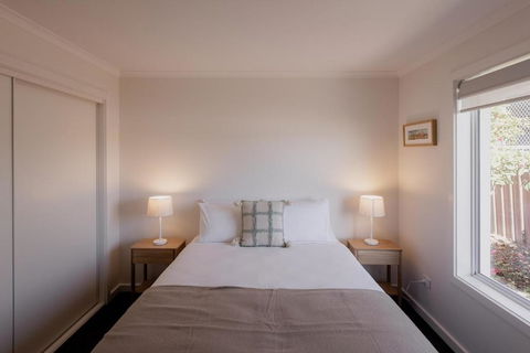 Modern Refurbished Unit In Charming Bellerive - Goulburn Accommodation 3