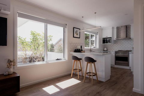 Modern Refurbished Unit In Charming Bellerive - Goulburn Accommodation 0