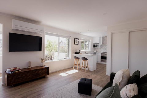 Modern Refurbished Unit In Charming Bellerive - Goulburn Accommodation 2