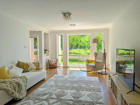 Modern Spacious 5-bedroom Home In Northern Beaches - Goulburn Accommodation 0