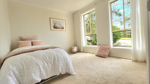 Modern Spacious 5-bedroom Home In Northern Beaches - Goulburn Accommodation 3