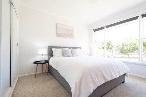 Near The CBD Perfect For Large Groups & Parking - Goulburn Accommodation 1