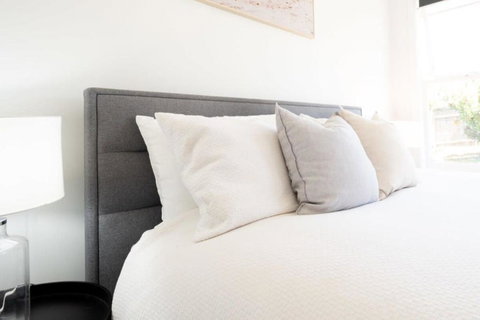 Near The CBD Perfect For Large Groups & Parking - Goulburn Accommodation 3