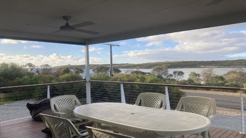 Off The Net - New Listing - Esplanade Property With Views Of The Channel - Goulburn Accommodation 1