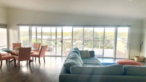 Off The Net - New Listing - Esplanade Property With Views Of The Channel - Goulburn Accommodation 2
